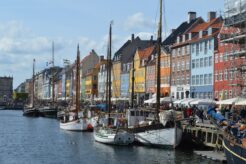 Nyhavn i københavn med en masse skibe