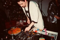 Mand står for musikken til fest som DJ