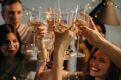 Flok af mennesker skåler i champagne