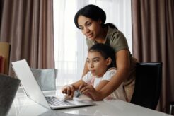 Mor hjælper datter med computer