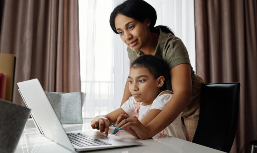 Mor hjælper datter med computer